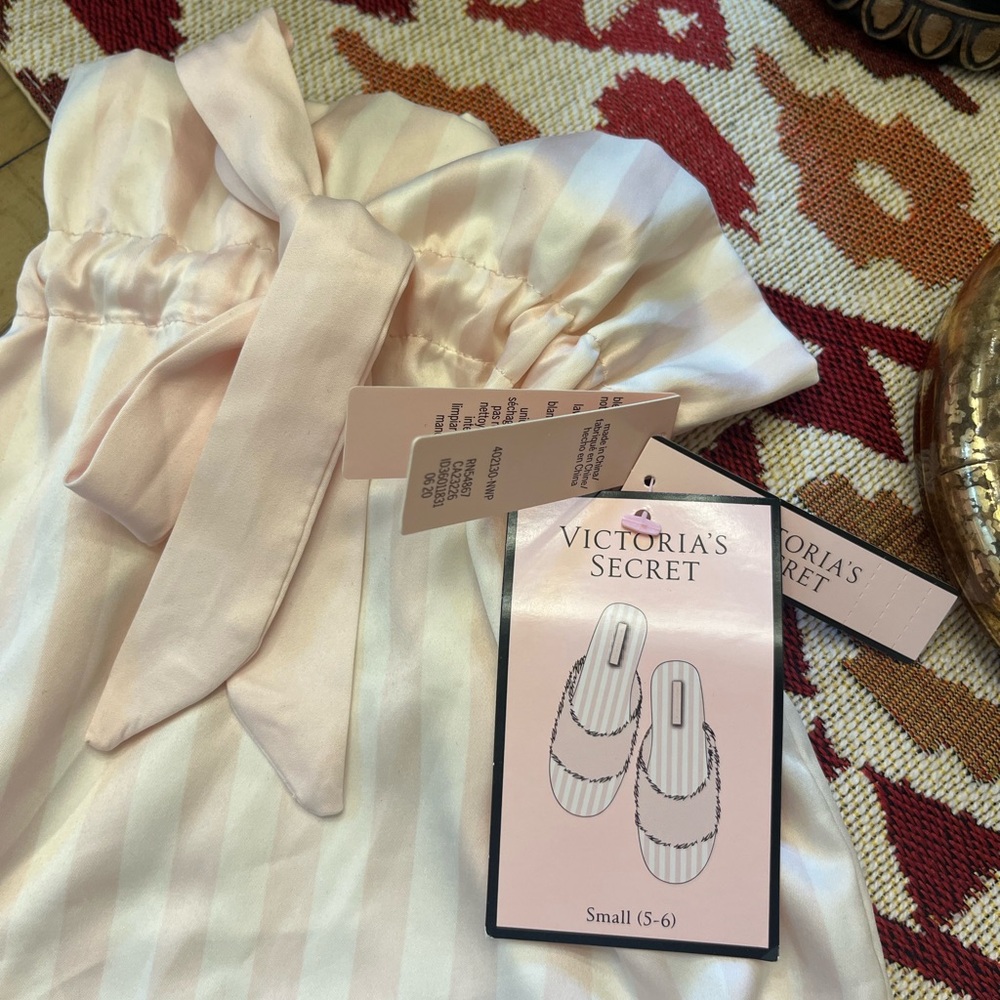 VICTORIA’S SECRET *NEW* Light Pink Striped Slippers with bag - Picture 6 of 11